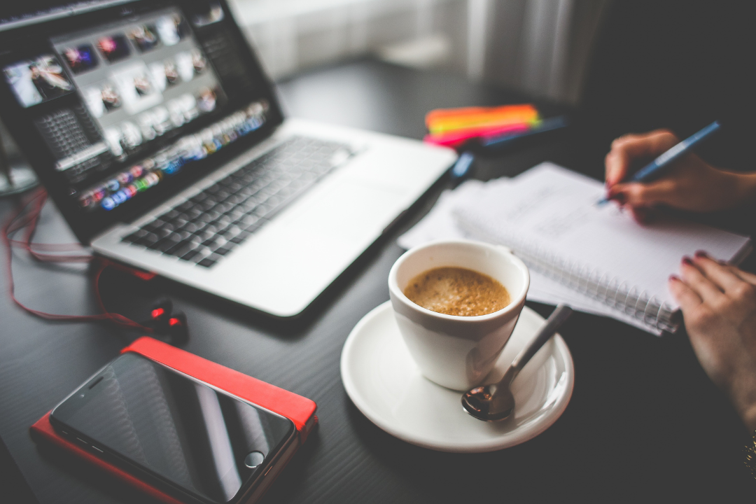 Imagen principal: la importancia de tomar cafe en el trabajo