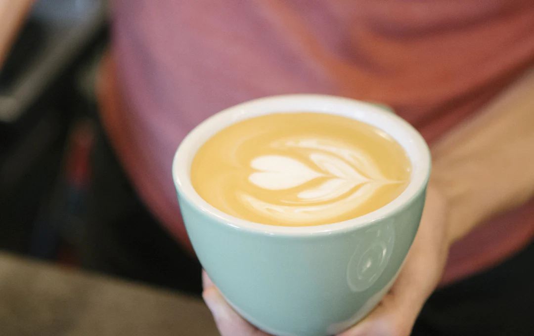 Main image: myths and facts about caffeinated and decaffeinated coffee